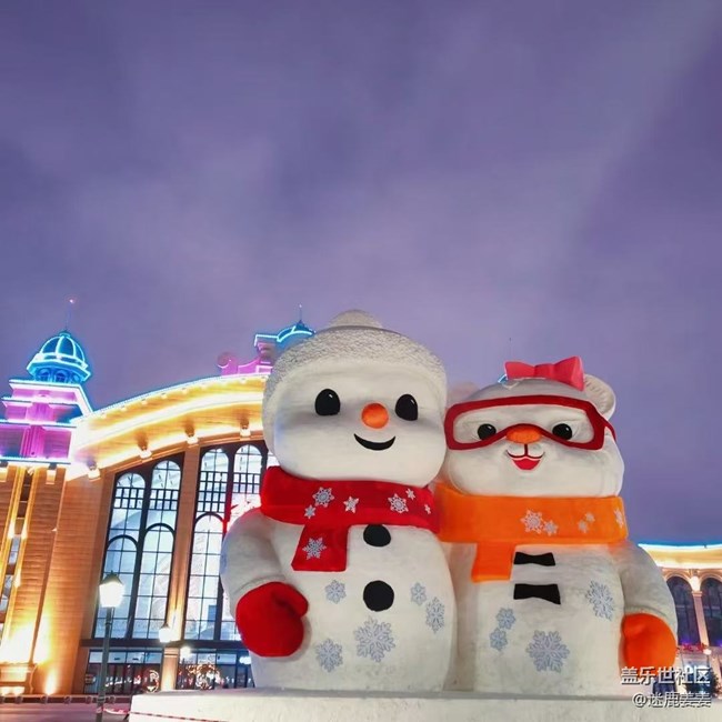 【身邊的節(jié)日氣息】奧萊門(mén)前堆起來(lái)的大雪人，迎接新年啦