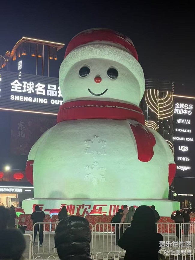 【身邊的節(jié)日氣息】奧萊門(mén)前堆起來(lái)的大雪人，迎接新年啦