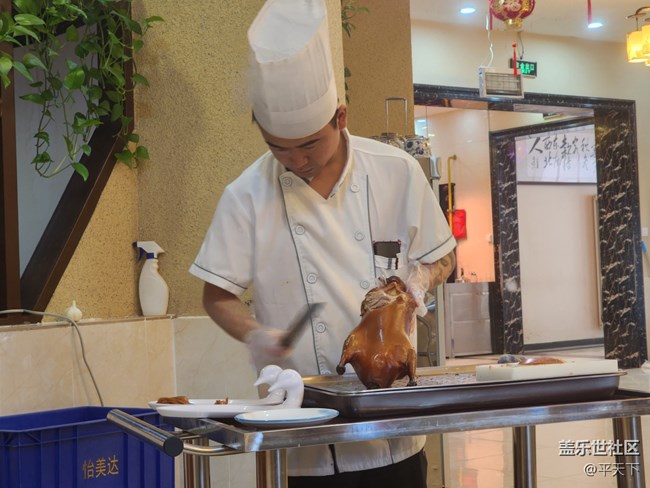 【新年到】張燈結(jié)彩吃烤鴨