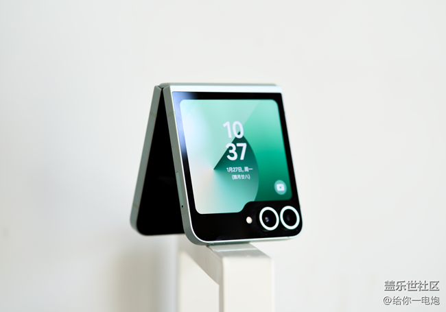 你是說，過年恰好帶了臺折疊屏回家？