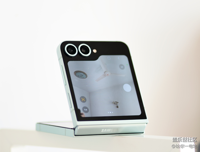 你是說，過年恰好帶了臺折疊屏回家？