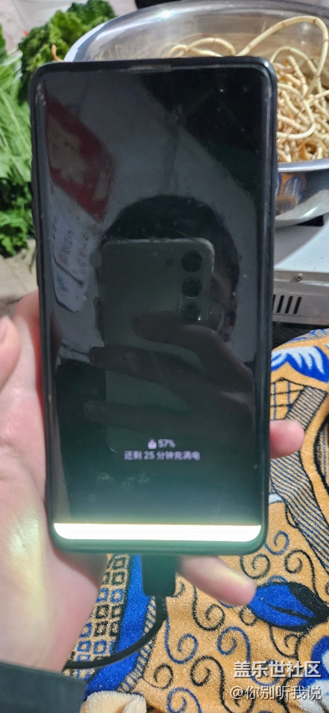 手機(jī)屏幕出白邊。