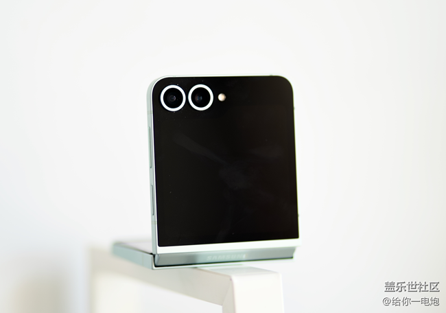 你是說，過年恰好帶了臺折疊屏回家？