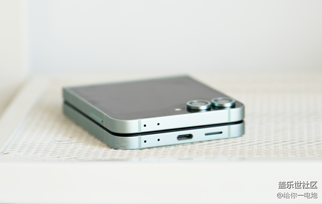 你是說，過年恰好帶了臺折疊屏回家？