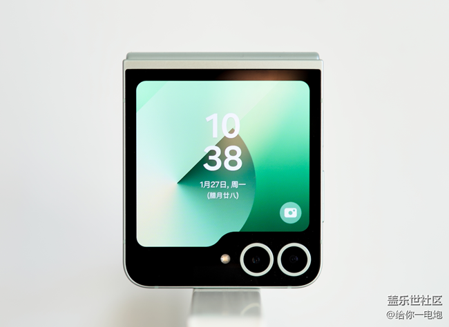 你是說，過年恰好帶了臺折疊屏回家？