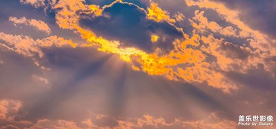 光影之下,云霞繪就自然的瑰麗美學(xué)