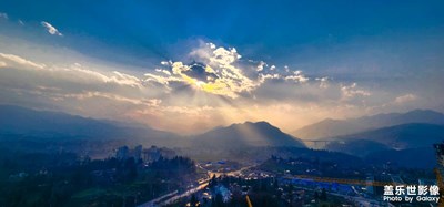 陽光緩緩落下,城市被染上了溫柔的色調(diào)。