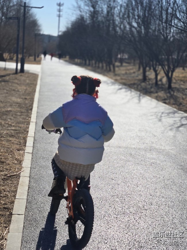 【我家附近的公園】公園里做游戲騎行