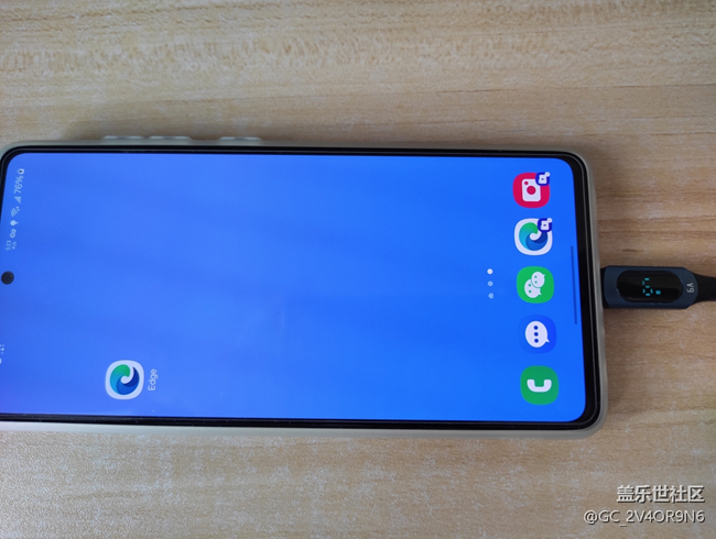 歡迎使用三星超級(jí)慢充，史上充電速度最慢的手機(jī)。