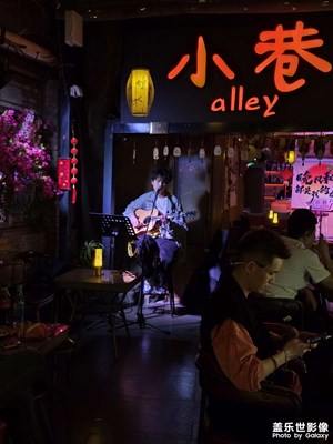 【春之夜】霓虹揉碎的微醺詩行