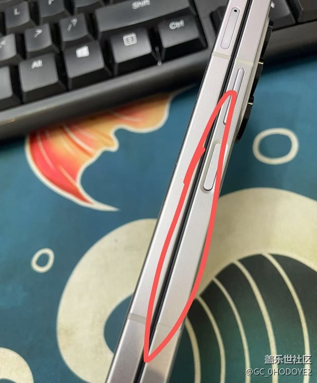 內(nèi)屏邊框側(cè)邊磨損掉皮。