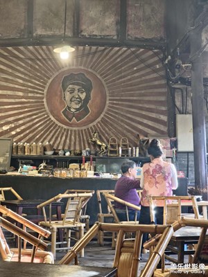 春風(fēng)拂面，老茶館里茶香裊裊。時光靜好，品味人生百態(tài)。