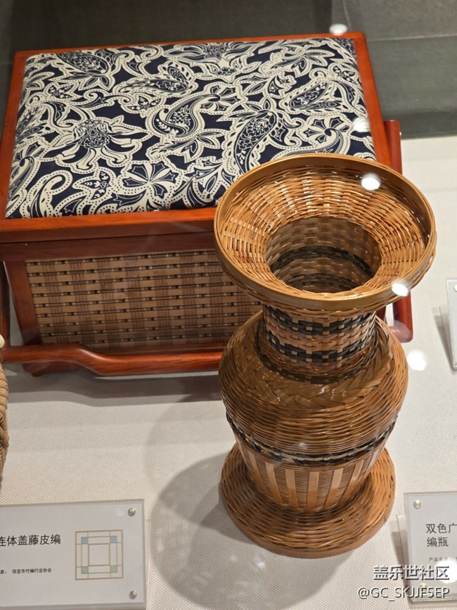 【三星鏡頭下的非遺】編織技藝?yán)锏慕承膫鞒? title=