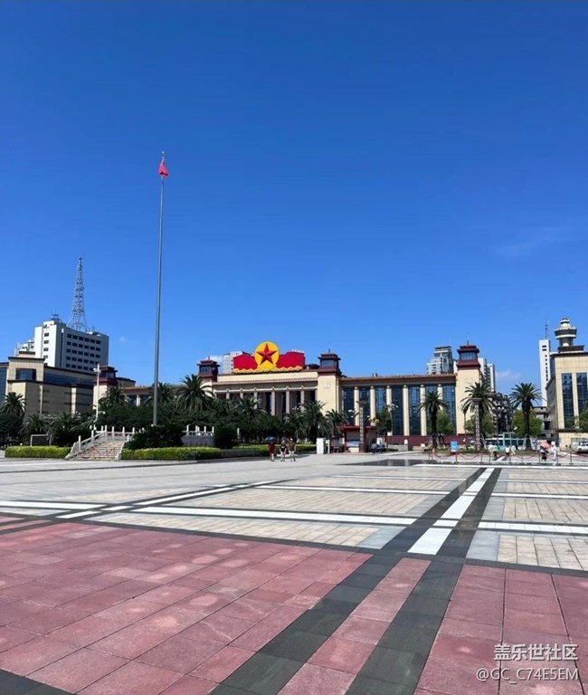 【帶上折疊屏過五一】八一廣場(chǎng)