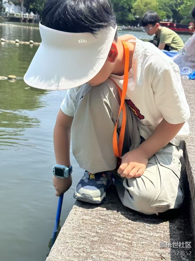 【帶上折疊屏過(guò)五一】公園