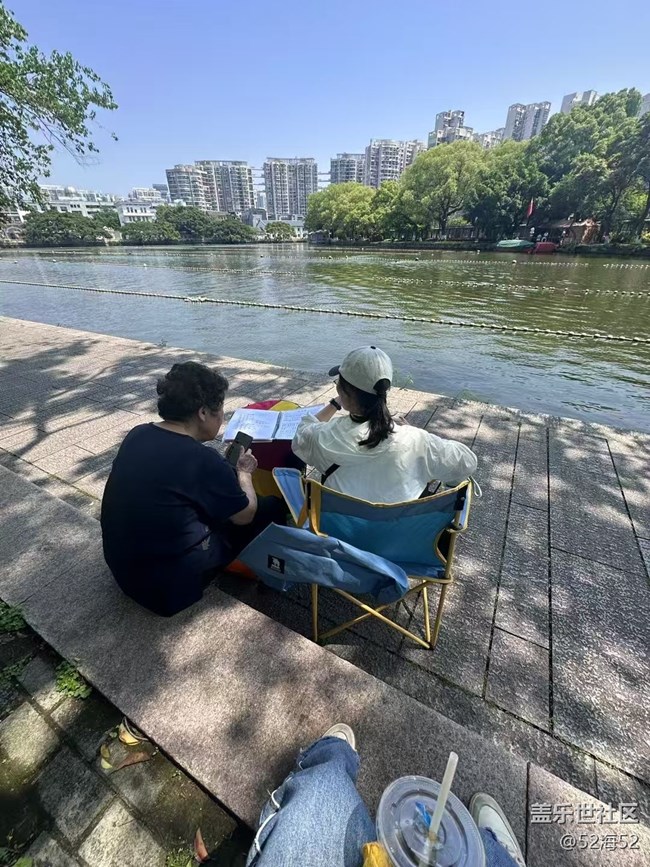 【帶上折疊屏過(guò)五一】公園