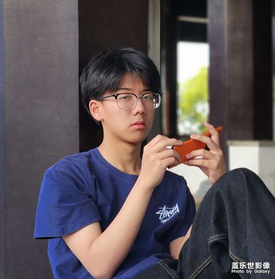 香山風(fēng)鈴塔下玩手機(jī)的帥哥