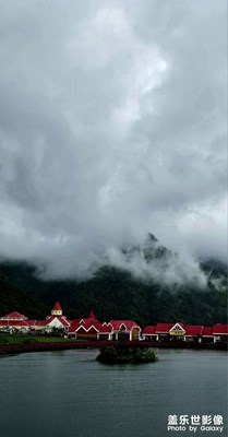 在西嶺，雨中的映雪湖