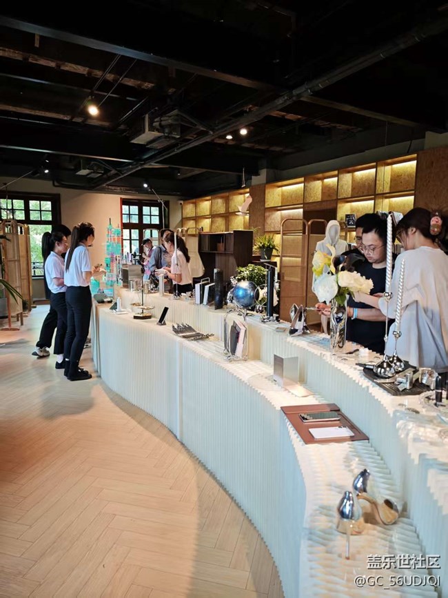 參加社區(qū)新品發(fā)布會