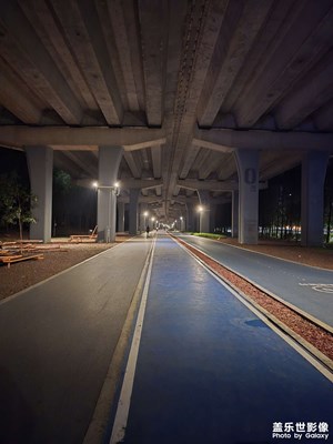 【城市漫步】晚上的跑道格外清爽。