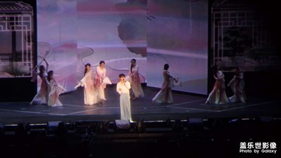 剛?cè)胧桥难莩獣?huì)，現(xiàn)在拍演唱會(huì)