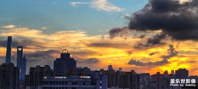 城市上空的晚霞