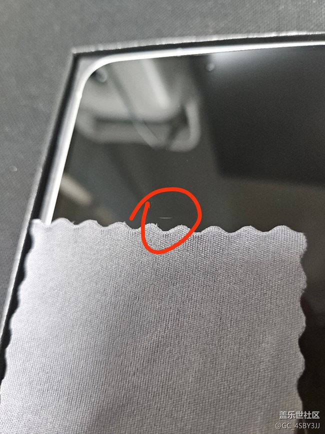 買手機注意使用手機閃光燈多角度檢查屏幕里面是否有痕跡