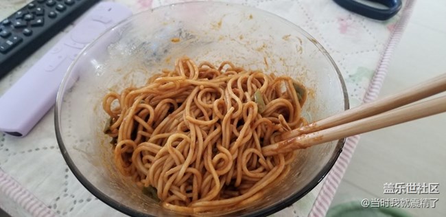 中午吃一碗熱干面再搬磚~