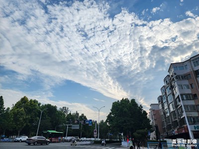 夏日的藍(lán)天白云