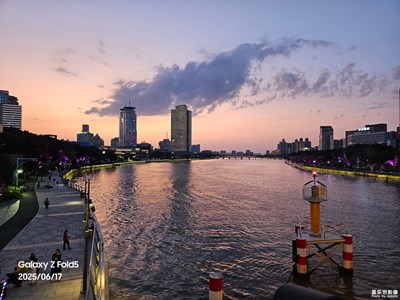 【光影里的五彩斑斕】晚霞與霓虹