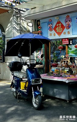 走在家鄉(xiāng)小道里