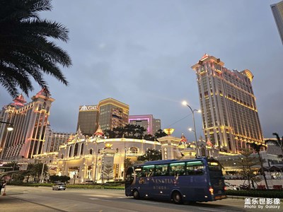 凝望那天高地廣，沿路寫下我。