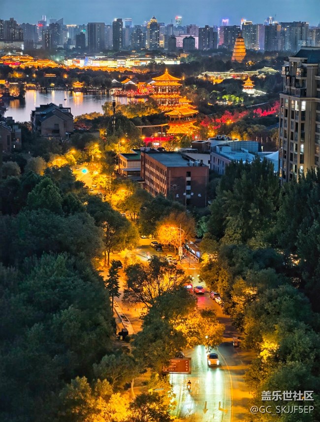 【消失的日落】城市夜曲：光與影的協(xié)奏