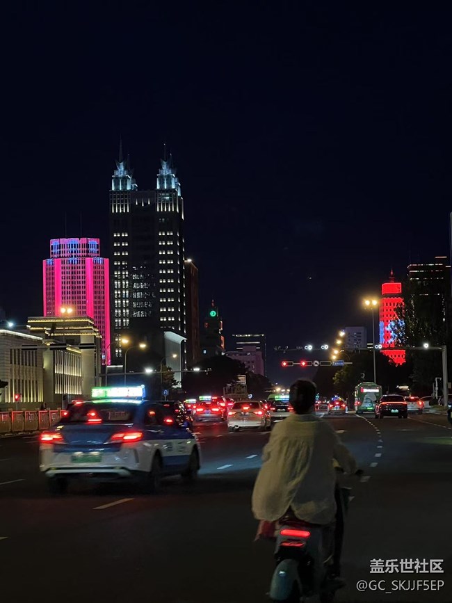 【消失的日落】城市夜曲：光與影的協(xié)奏