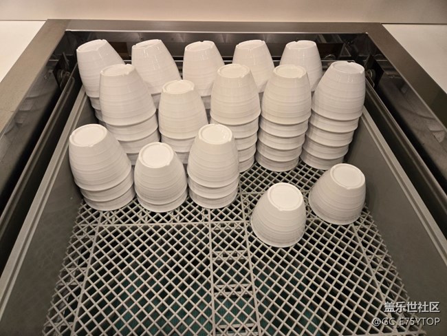 【折疊萬象】層疊的餐具