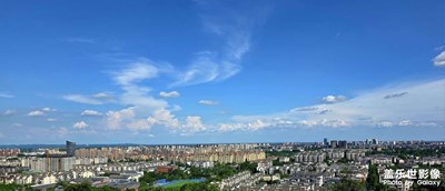 藍(lán)天白云下的都江堰