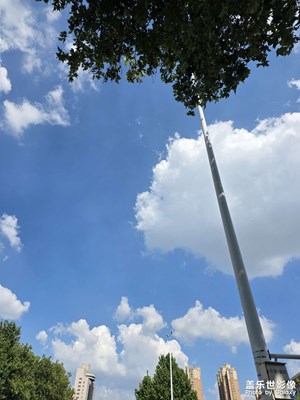 炙烤下的藍(lán)天白云