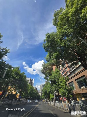 【 尋找靈感】藍天白云下的街景