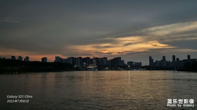 夕陽下
天邊云
江水波光粼粼