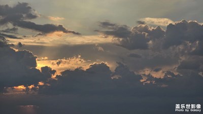 夕陽美得犯規(guī)了！天空這是偷偷開了美顏濾鏡吧？??