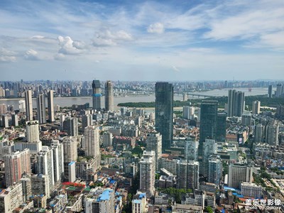 【抬起頭的視界】+ 仰拍視角