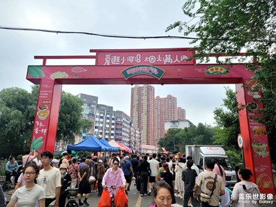 【抬起頭的視界】+?仰拍視角