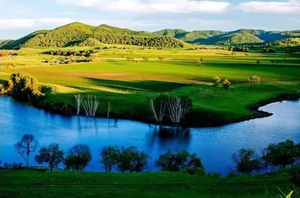 烏蘭布統(tǒng)草原   風(fēng)吹草地見牛羊