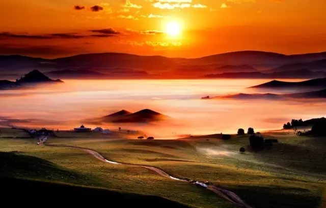 烏蘭布統(tǒng)草原   風(fēng)吹草地見牛羊