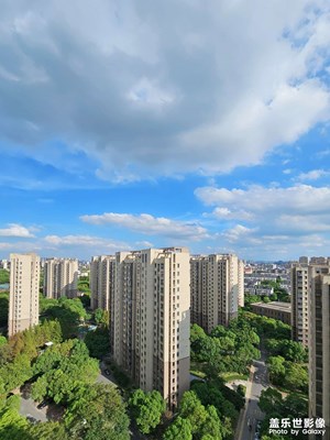 藍(lán)天白云下的初秋