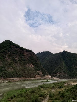 【假日麗影】+青山一道同云雨