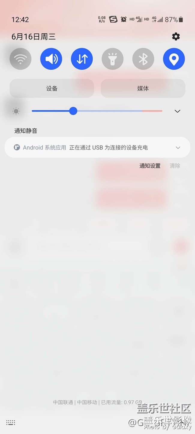 akg耳機(jī)插入，耳機(jī)沒有聲音，聲音外放，狀態(tài)欄顯示這樣的