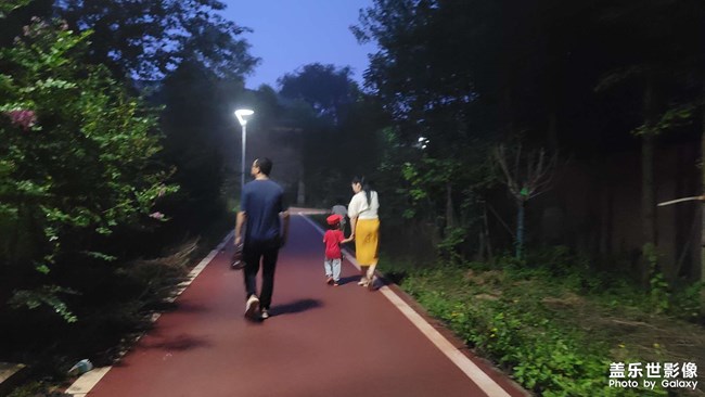 純黑夜景照片