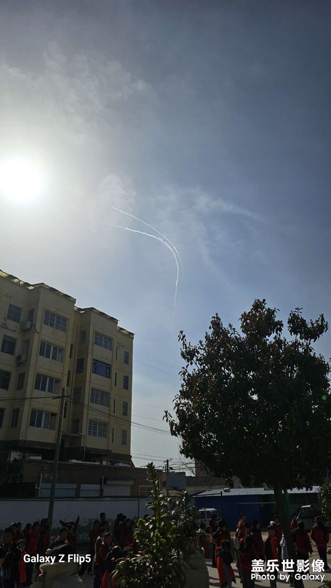 飛機(jī)劃過(guò)天空