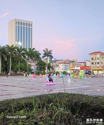 【七月風(fēng)光】傍晚的廣場(chǎng)